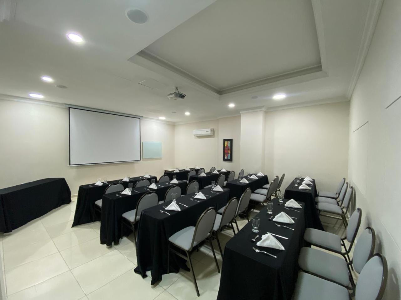 Howard Johnson By Wyndham Barranquilla Versalles Hotel Buitenkant foto